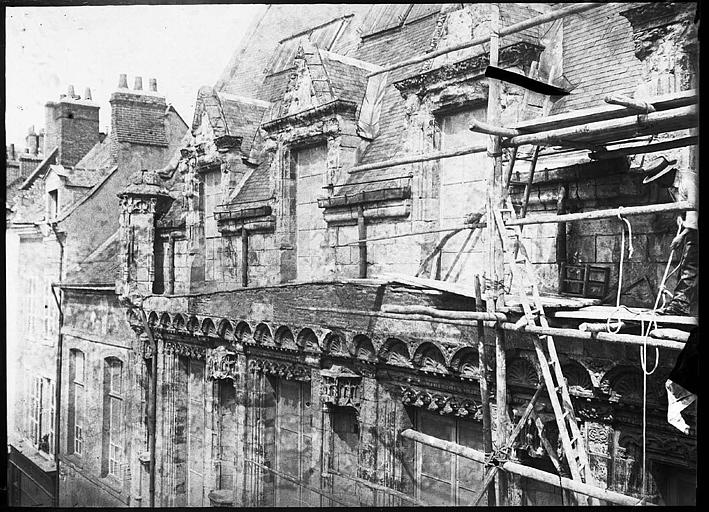 Façade en cours de restauration, échafaudages