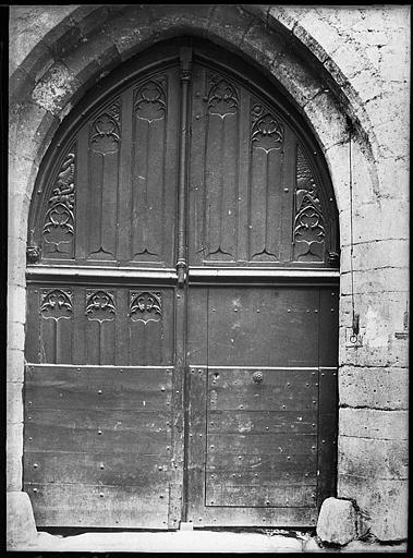 Porte d'entrée en bois sculpté