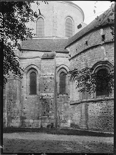 Façade latérale et abside, vue partielle