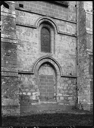 Façade latérale : portail muré et fenêtre