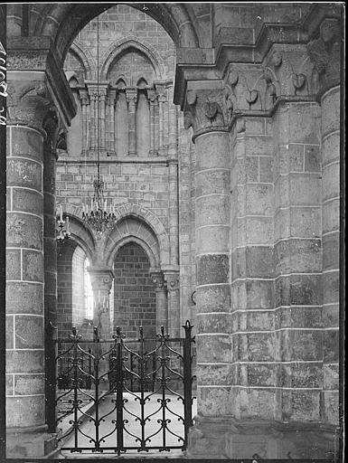 Intérieur : déambulatoire, grille du choeur et pilier