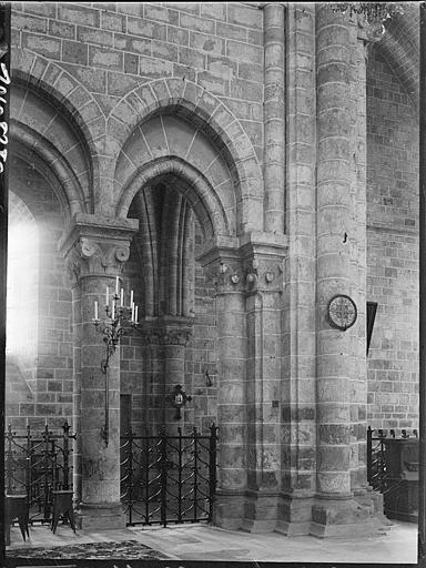 Intérieur : déambulatoire, grille du choeur et pilier