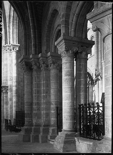 Intérieur : déambulatoire, grille du choeur et pilier