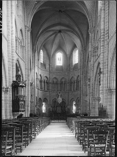 Intérieur : la nef vers le choeur