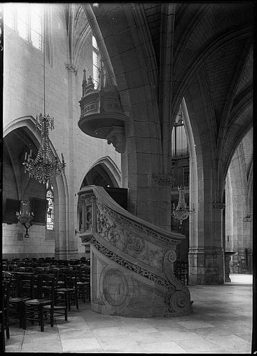 Intérieur : la chaire, escalier