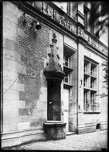 Cour : puits adossé