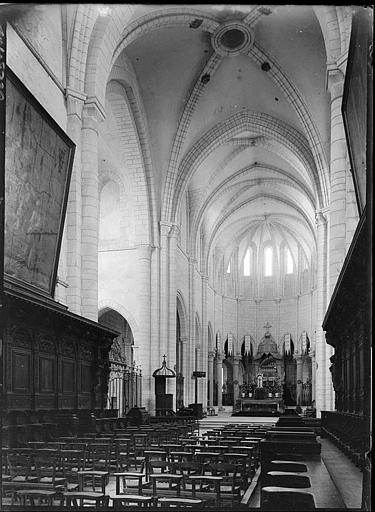 Intérieur : la nef vers le choeur