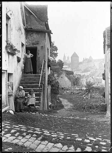 Femmes sur les marches d'un escalier extérieur