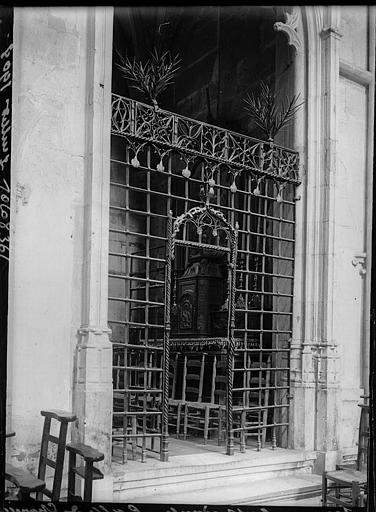 Intérieur : grille en fer forgé d'une chapelle