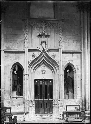 Intérieur : entrée d'une chapelle