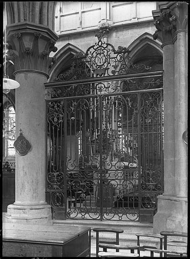 Intérieur : grille en fer forgé du choeur