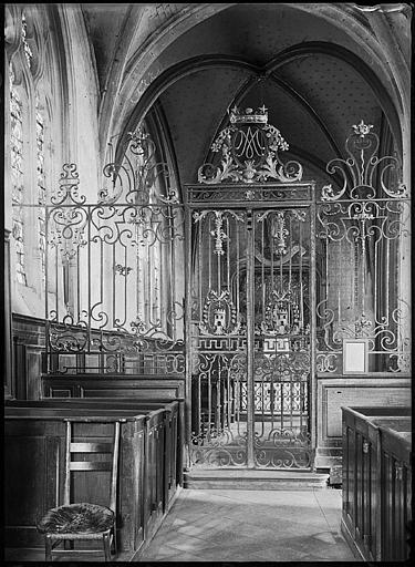 Intérieur : grille en fer forgé de la chapelle nord