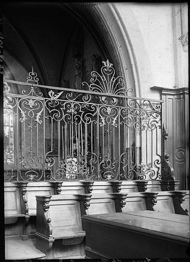 Intérieur : grille en fer forgé du choeur