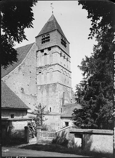 Clocher depuis des jardins