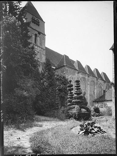 Façade latérale et clocher depuis des jardins