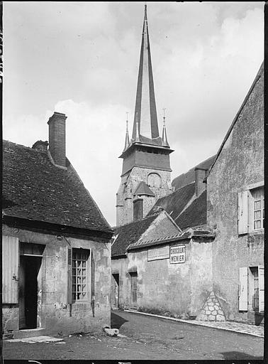 Clocher depuis la rue, maisons environnantes