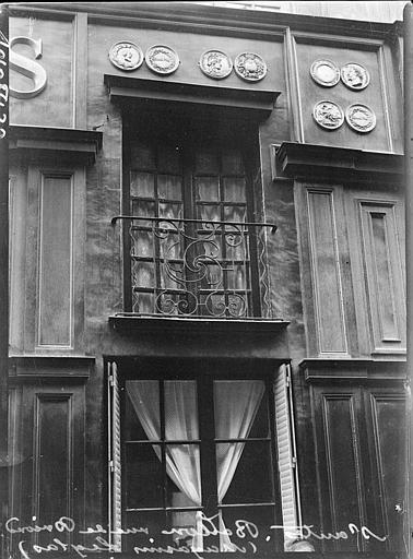 Façade Magasins Leglas : balcon en fer forgé