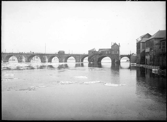 Vue d'ensemble : arches, maisons sur les bords du fleuve