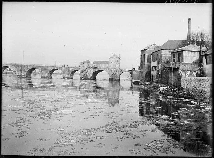 Vue d'ensemble : arches, maisons sur les bords du fleuve