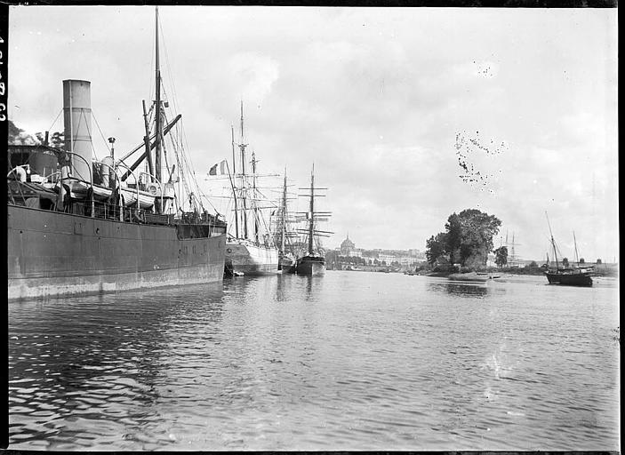 Grands voiliers et chalutier à quai
