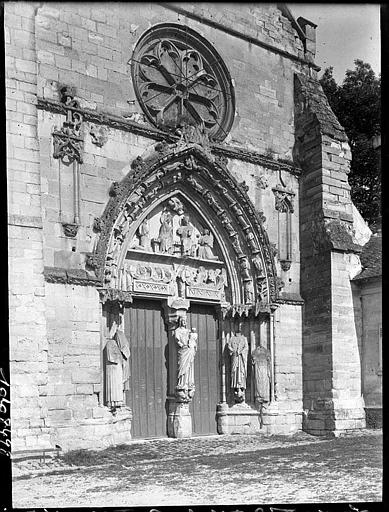 Façade ouest : portail et rose