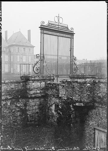 Grille d'entrée en fer forgé, cours d'honneur