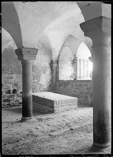 Cloître : tombeau de saint Geoffroy