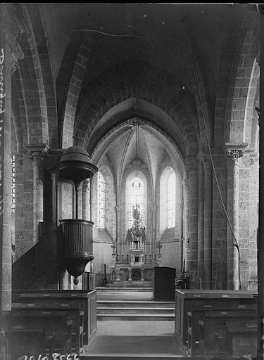 Intérieur : le choeur et la chaire