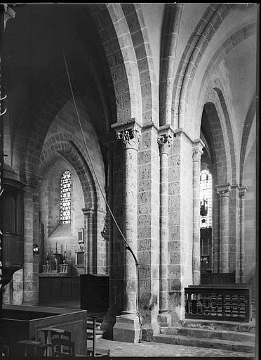 Intérieur : détail de la nef et du choeur