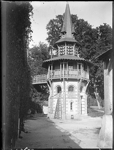 Construction d'un nouveau pavillon, clocher