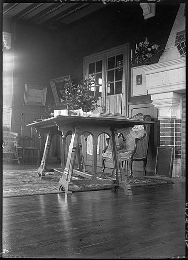Intérieur : décoration d'un bureau avec cheminée