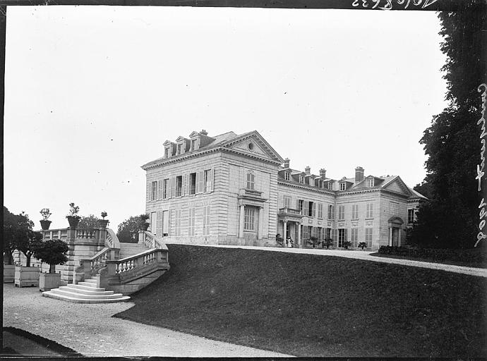 Ensemble sur parc, terrasse et escalier à balustrades