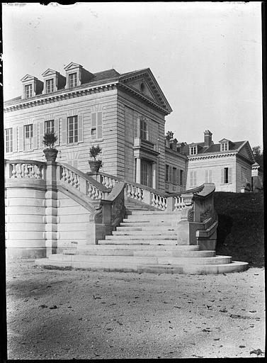 Façade sur cour vue en perspective, terrasse et escalier à balustrades