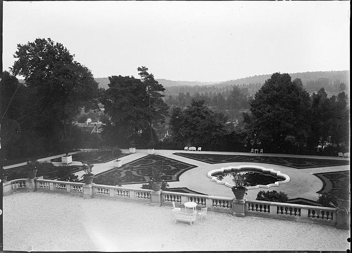 Parc : parterres de fleurs vus de la terrasse