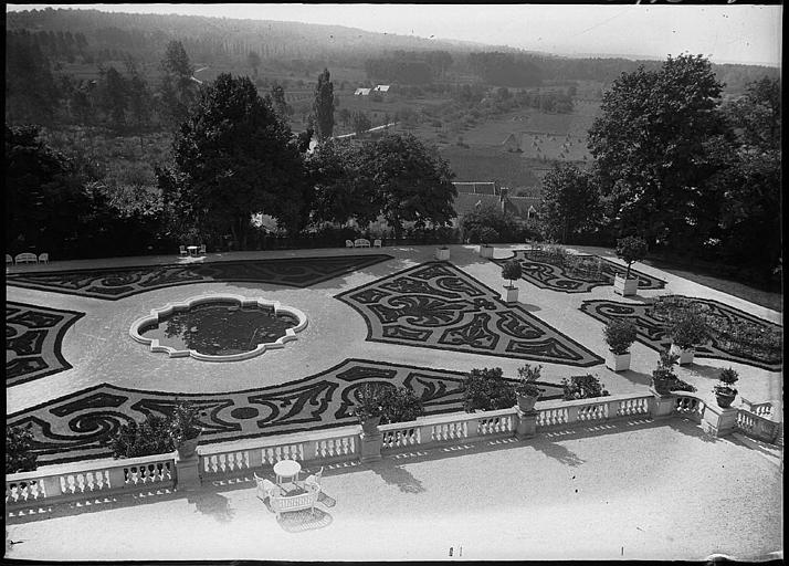 Parc : parterres de fleurs vus de la terrasse