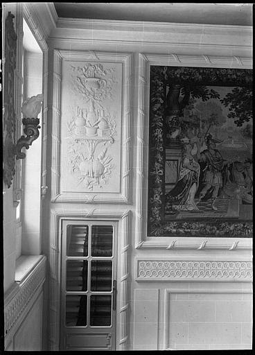 Intérieur : décoration du palier, boiseries et peinture murale