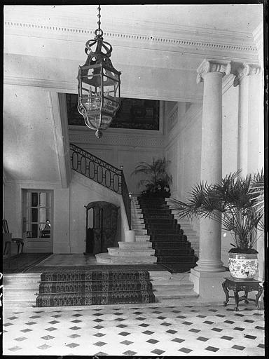 Intérieur : escalier à rambarde et décoration de l'entrée