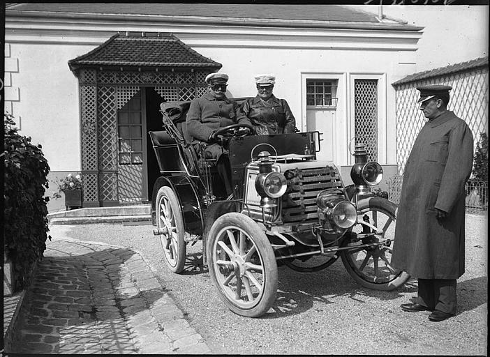 Cour : hommes dans une automobile