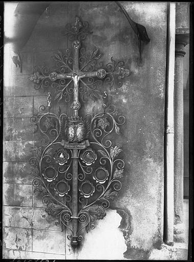 Croix en fer forgé dans le cimetière