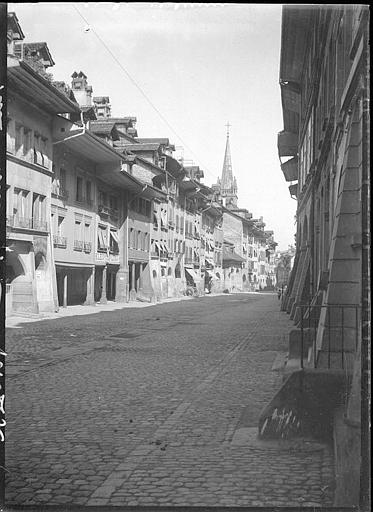 Rue pavée bordée de maisons anciennes