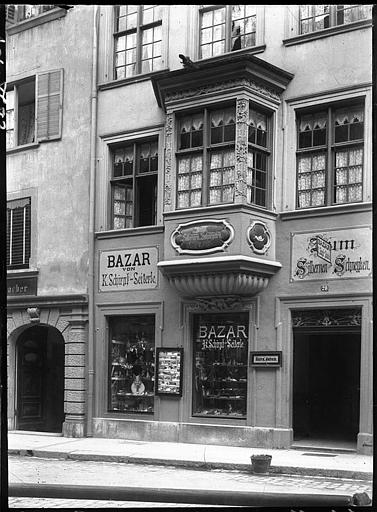 Oriel vitré sur façade, devantures de boutique