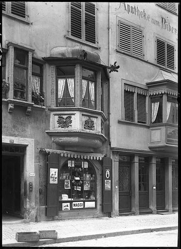 Oriel vitré sur façade, devantures de boutique
