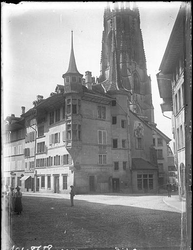 Clocher derrière les maisons, encorbellement en angle de façades