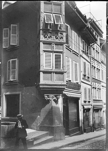 Façades de maisons anciennes : persiennes en bois