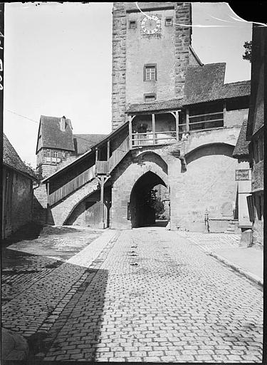 Tour-porche depuis une rue pavée