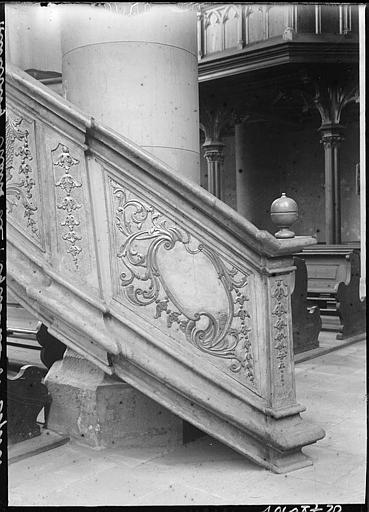 Intérieur : départ d'escalier de la chaire