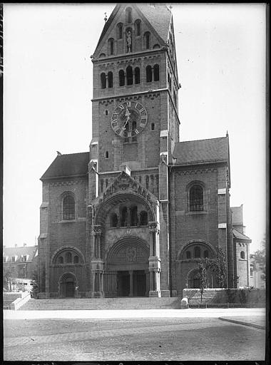 Eglise moderne : façade principale et clocher