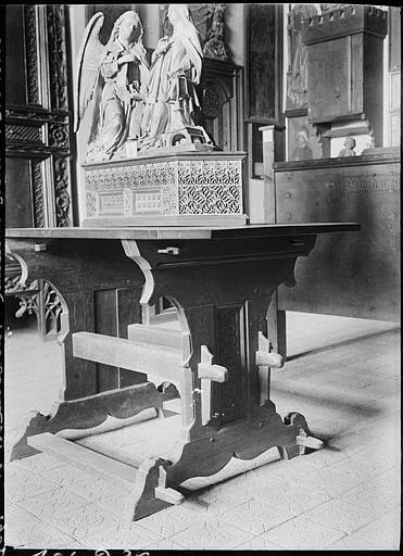 Table du XVe, statues