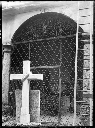 Chapelle : grille en fer forgé