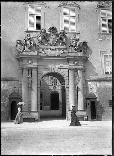 Porte d'entrée aux armoiries